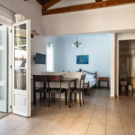 Daire Afroksilia Triantafilo